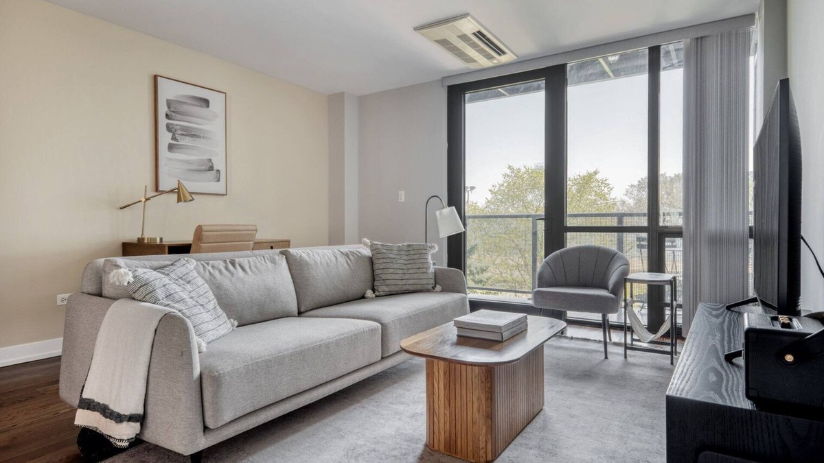 Edgewater Beach Apartment | Amazing Edgewater 2BR, nr Lake Michigan, by Blueground