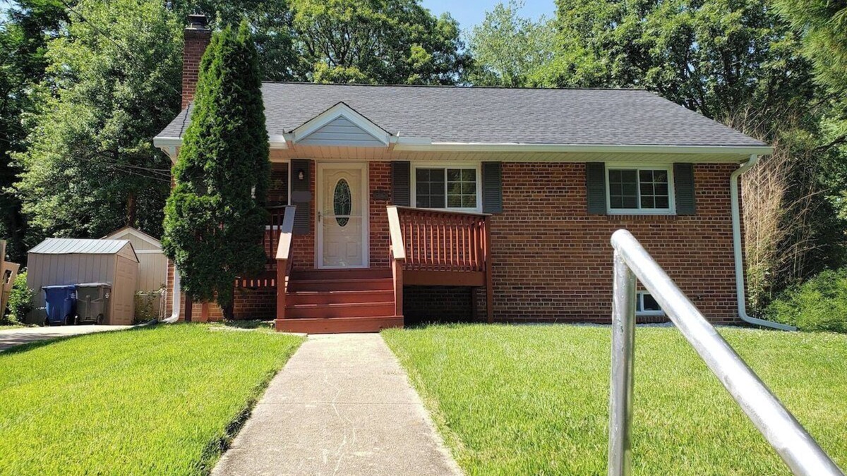 Annandale House | Amazing Escape - 6BD, 5BDR, Private Deck near DC