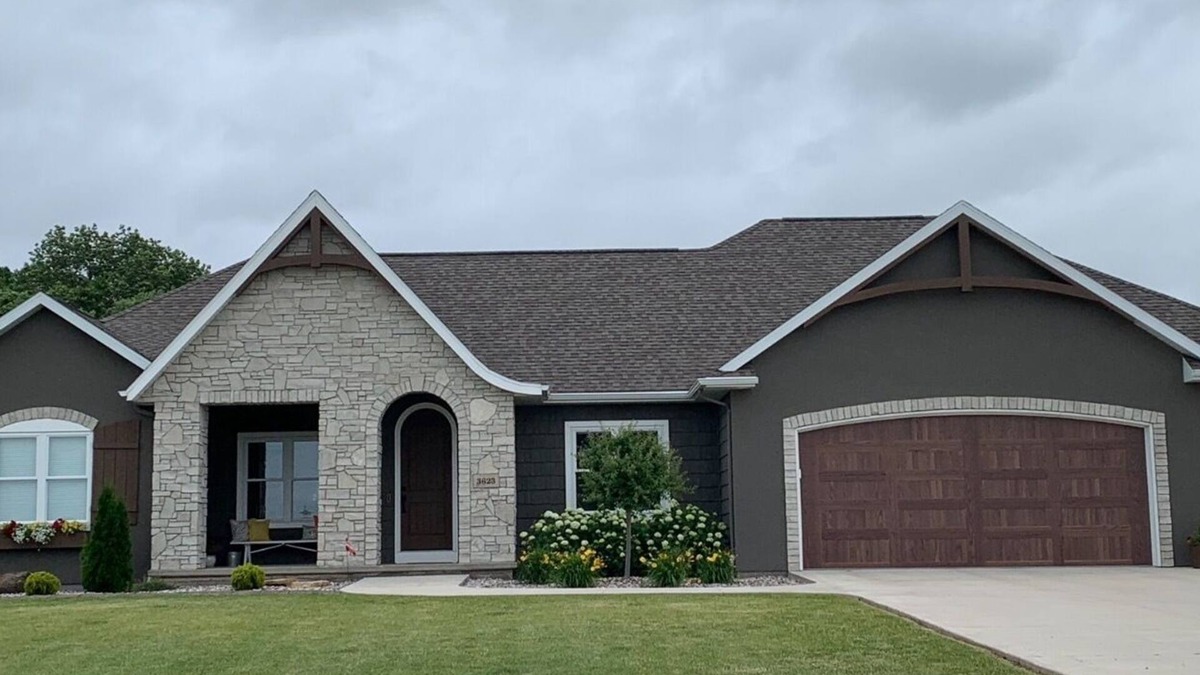 Neenah House | Amazing family home on almost 2 acres!