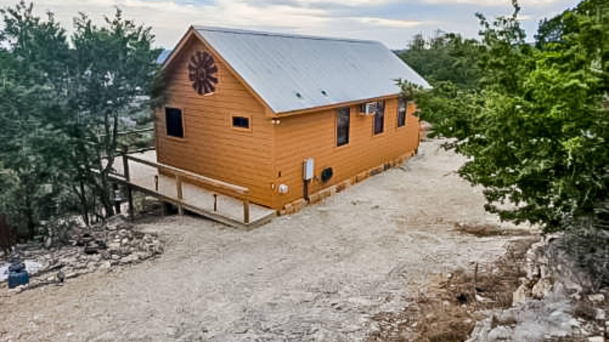 Fredericksburg Cabin | Amazing Hill country cabin with canyon views, furnished deck, grill, & AC