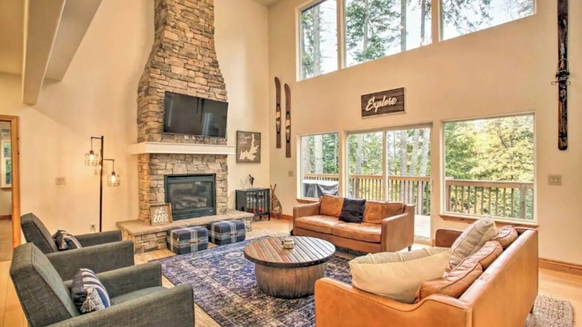 Clarksville House | Amazing Home 3 Minutes to Marina