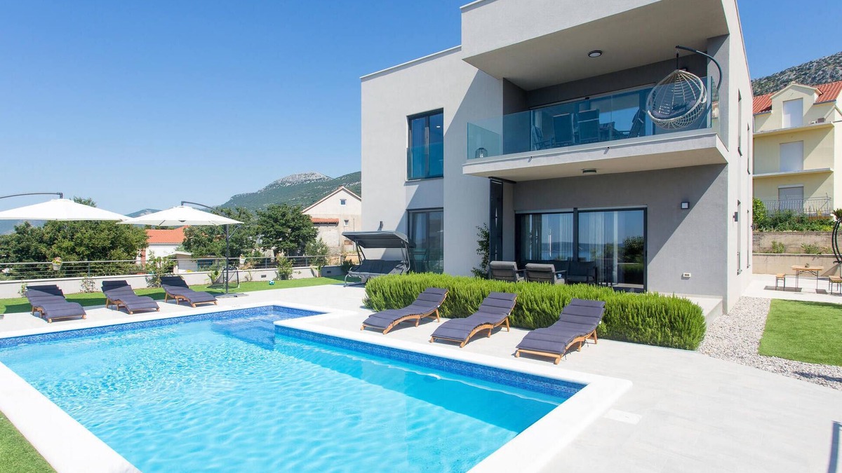 Kastel Kambelovac House | Amazing home in Kastel Kambelovac