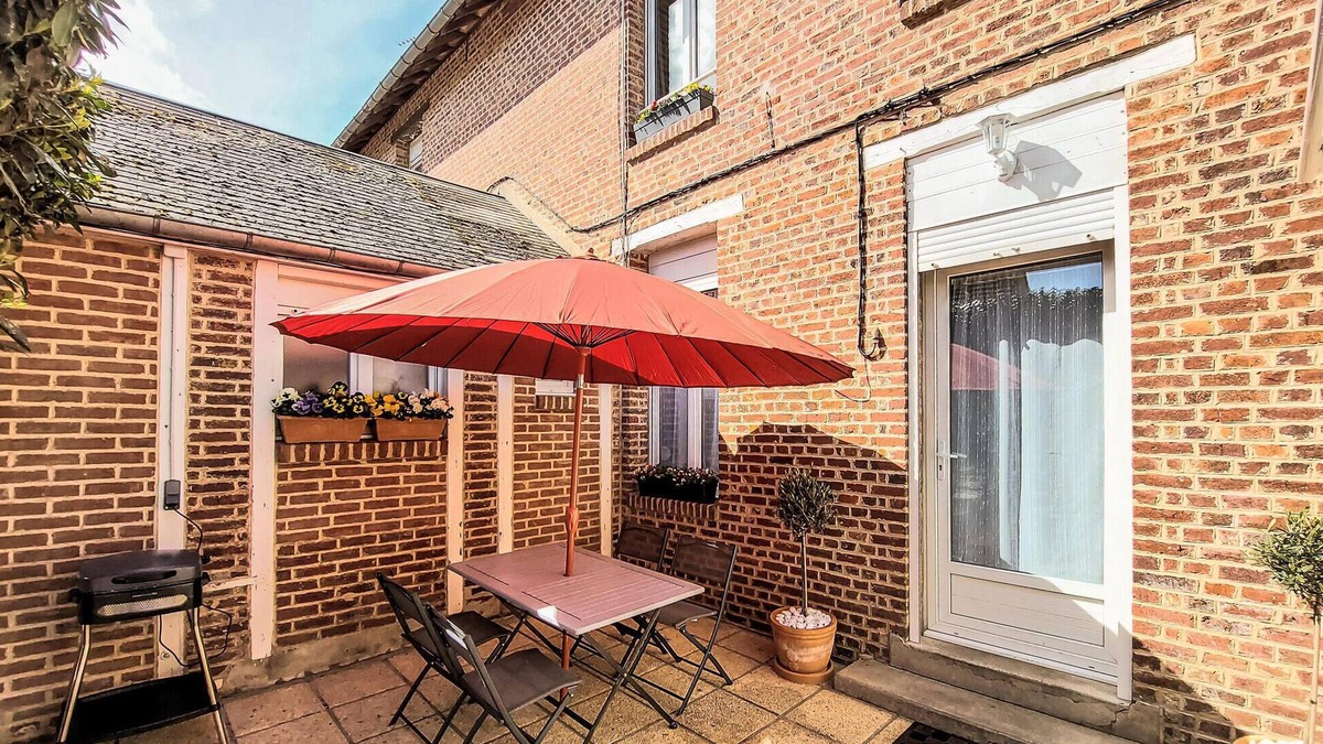 Peronne House | Amazing home in Péronne with kitchen