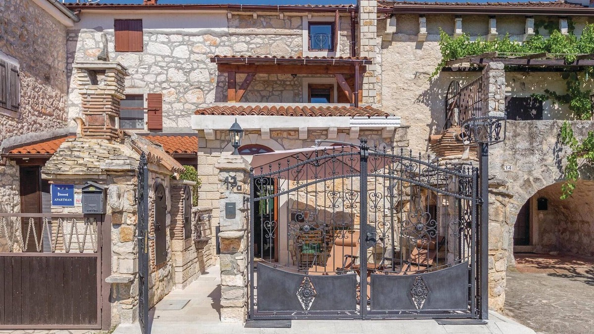 Jasenovica House | Amazing home in Porec with kitchen