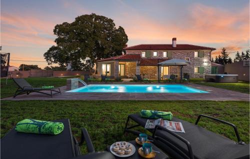 Sajini House | Amazing Home In Sajini