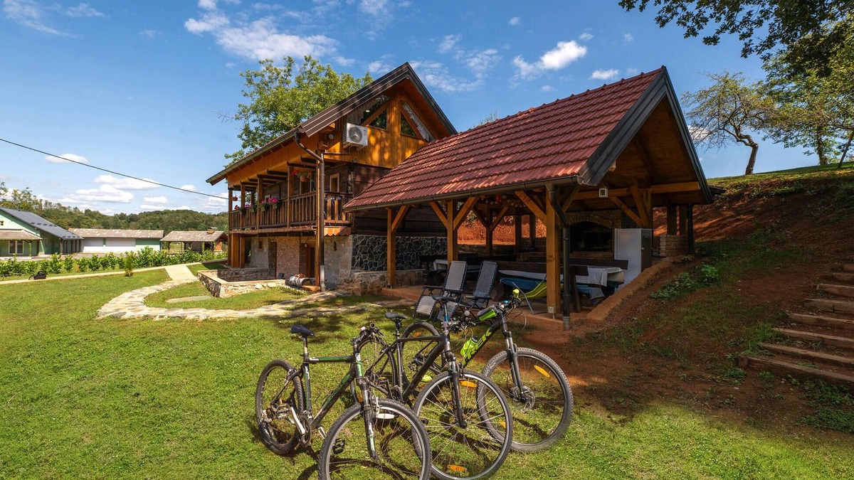 Ribnik House | Amazing home in Veselici with sauna