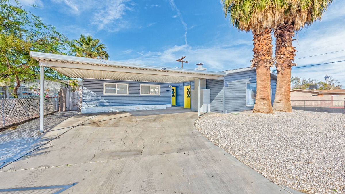 Rancho Oakey House | Amazing House- 2 minutes from the strip!