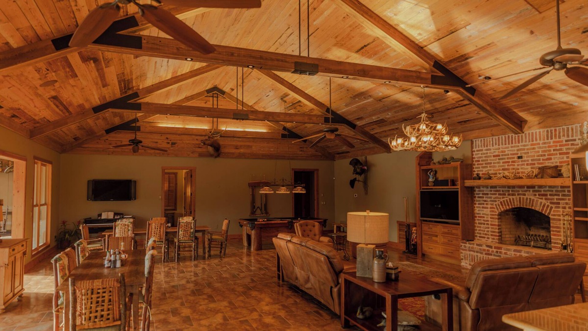 Edwards House | Amazing Lake House w/Master Suite! Private Party, Christmas, Family Reunions!