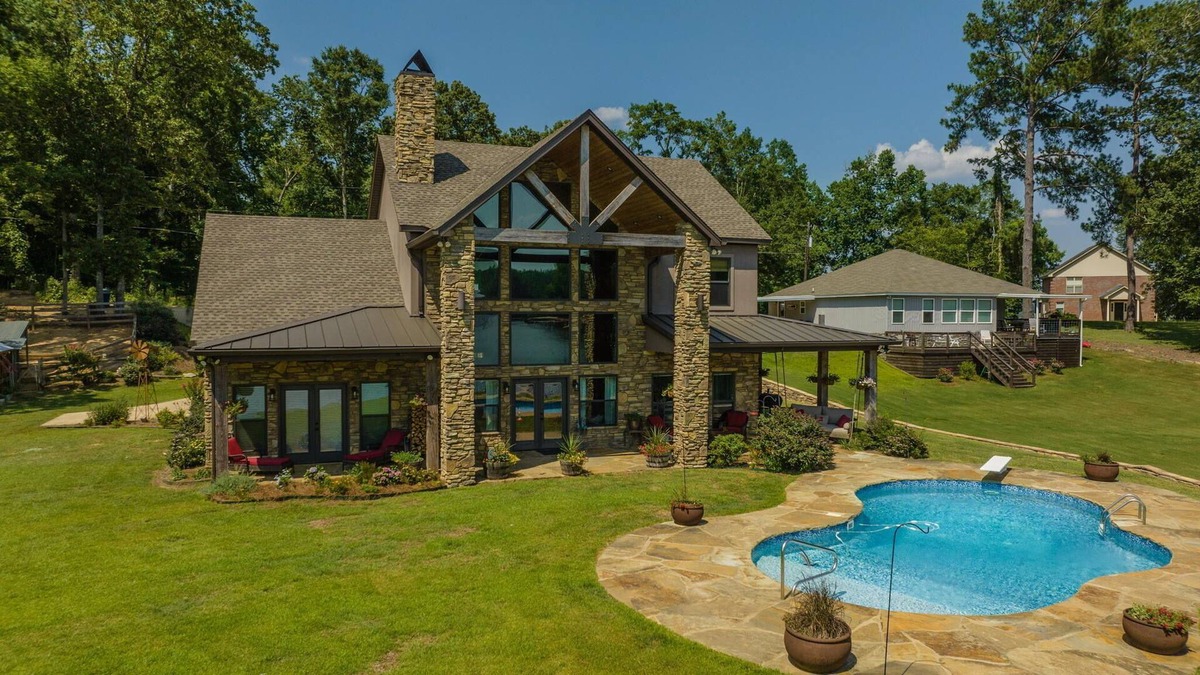 Deatsville House | Amazing Lake Jordan vacation home