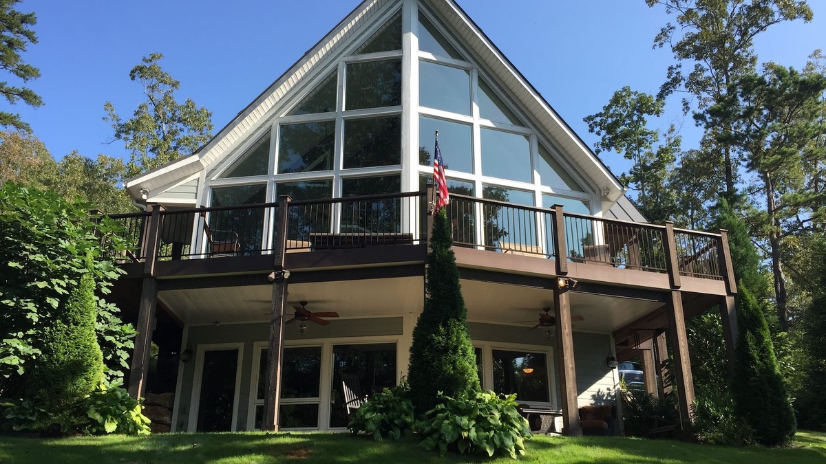 Salem House | Amazing Lake Keowee Home! Private Dock, Fire Pit, and Bunk House by the water!