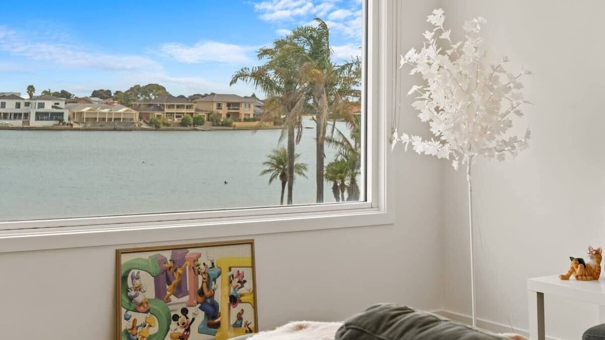 West Lakes House | Amazing Lake View family-friendly Holiday Home