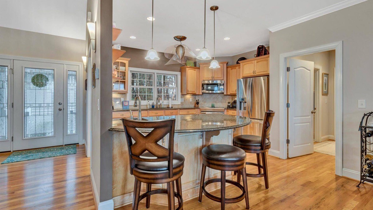 North Shore House | Amazing Lake Views and Close to Everything!