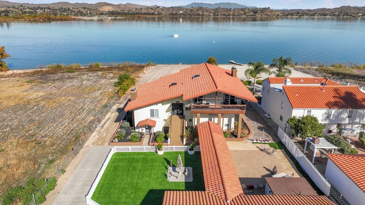 Lake Elsinore House | Amazing Lakefront Home with a Private Beach, BBQ, Balcony, Fireplaces & jacuzzi