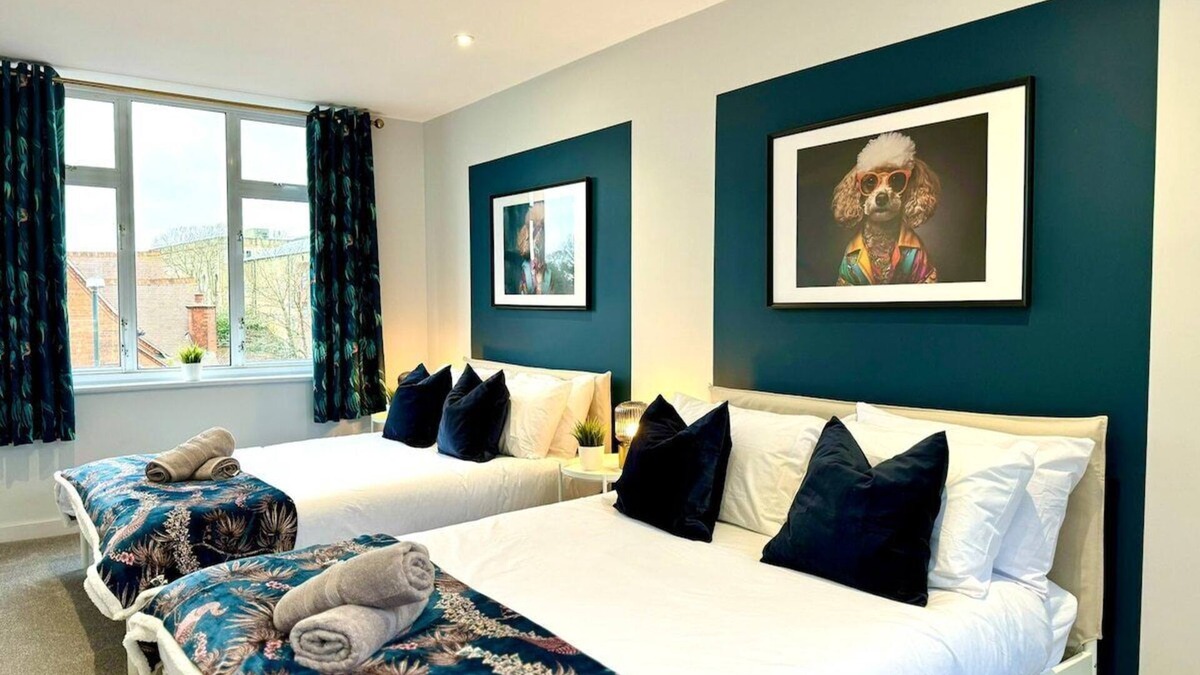 Westbourne Apartment | Amazing Large 3 Bedroom Apartment - Sleeps 8!