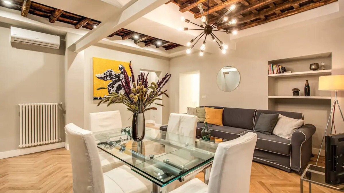 Rione III Colonna Apartment | Amazing Location, One Short Block From The Main Street In Trevi Fountain