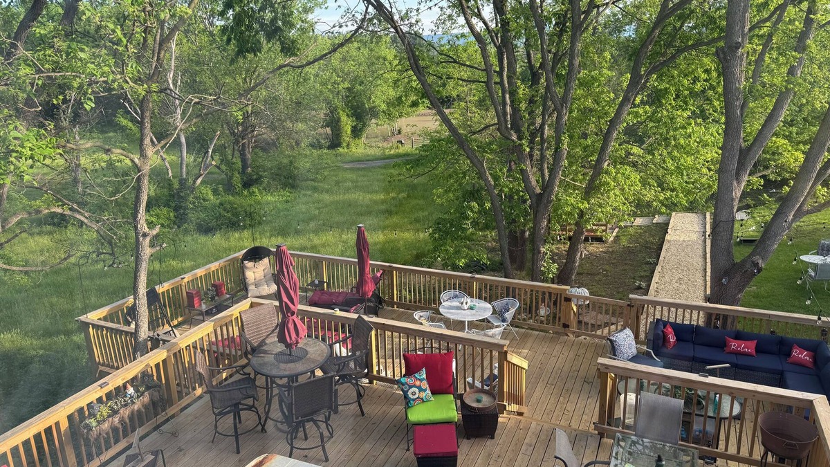 Luray House | 🌻AMAZING LOCATION, VIEWS & OUTDOOR SPACE for gatherings! Country Charm inside!