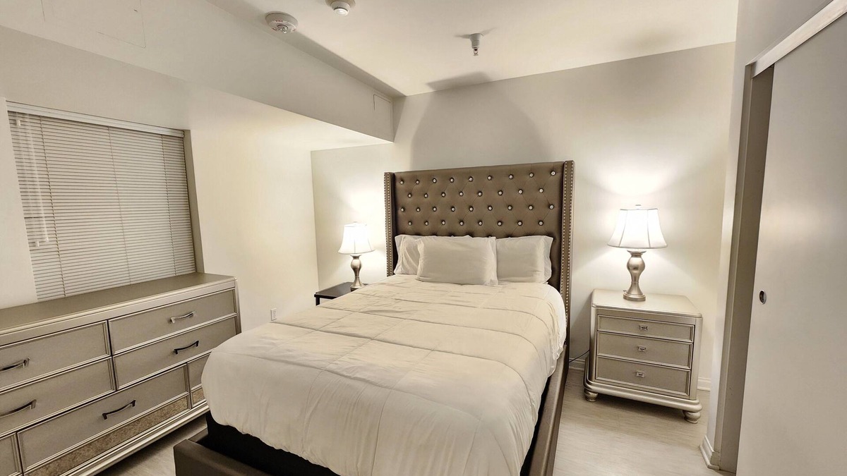 Downtown Apartment | Amazing location/walk to the promenade &the beach