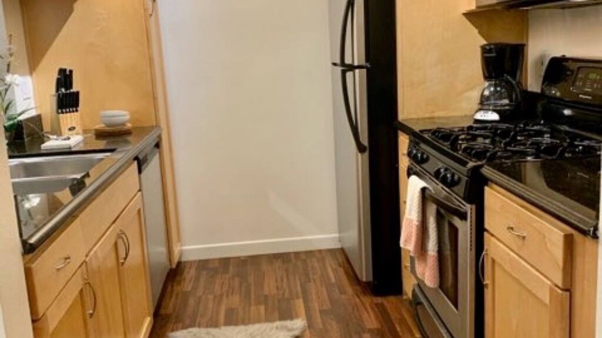 Downtown Apartment | Amazing location Walk to the Promenade and the Beach