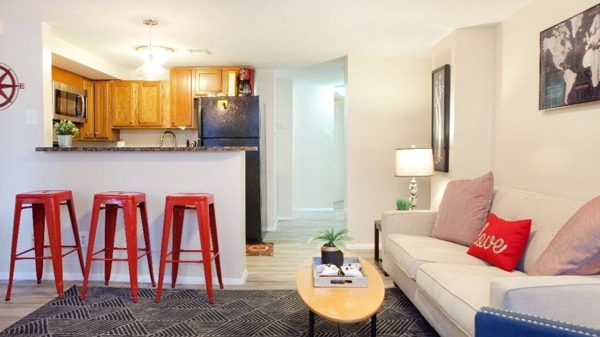 Shaw House | Amazing Logan Circle 2 Bdrm Bsmt Apt/Convention Center.