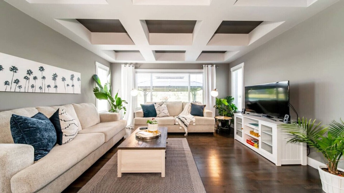 Southeast Edmonton House | ★Amazing Luxe Home★AC☀️HUGE Yard🌴FirePit🐶Friendly