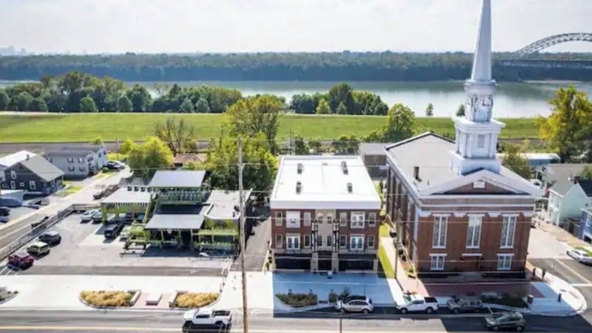 New Albany Apartment | Amazing Main St. Condo Location!