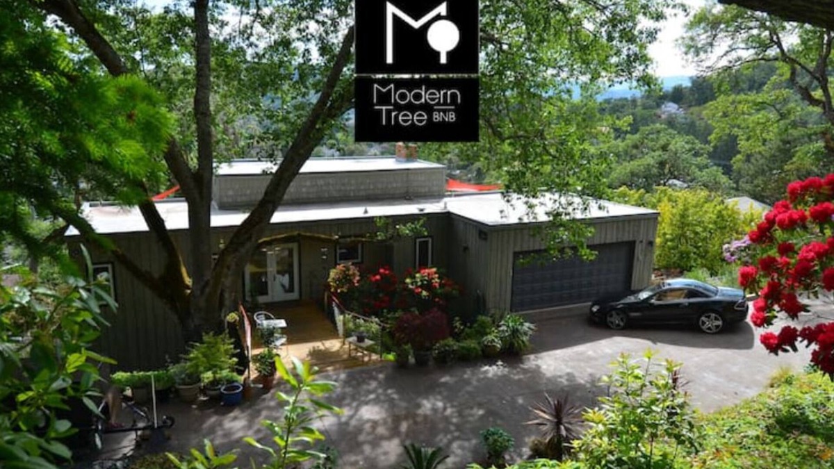 Roseburg Bed & Breakfast | Amazing Mid-Century Modern Home-Incredible Views!