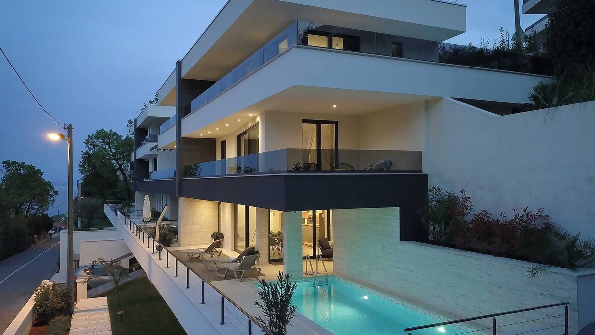 Icici Villa | Amazing modern 3-BR villa with heated pool just above Icici Marina