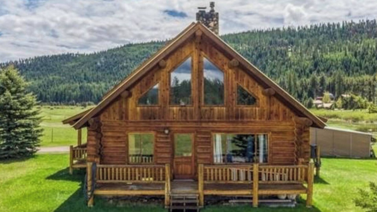Seeley Lake House | Amazing mountain views, daily wildlife show and a cozy log house for serenity.