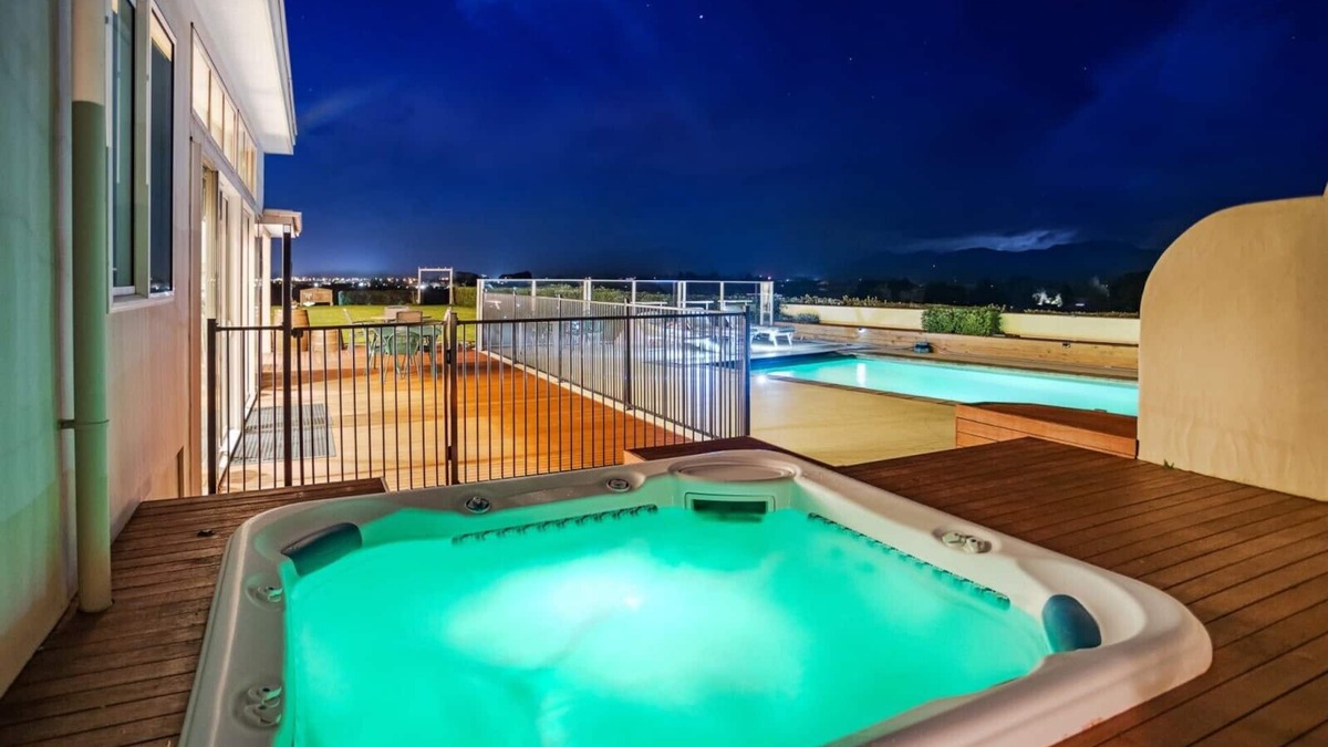 Blenheim Villa | Amazing Mountainview Luxury Villa and Glamping