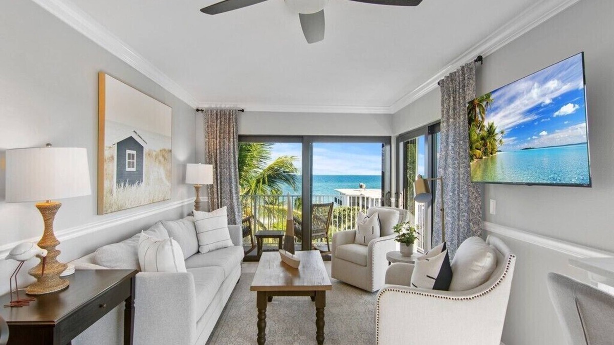 Central Beach Condo | AMAZING OCEAN FRONT CONDO - TOP FLOOR - OCEAN VIEWS ALL AROUND!
