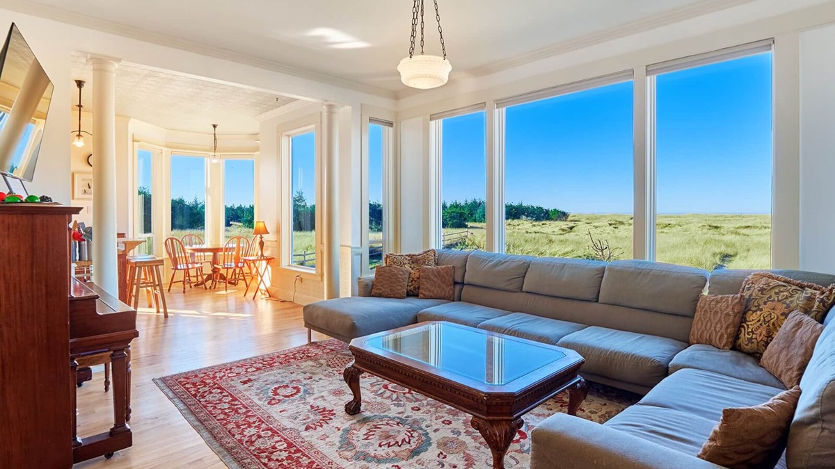 Long Beach House | AMAZING OCEAN VIEW, Pets Ok, HOT TUB, VBall, Pool & Ping Pong Table (Knole)