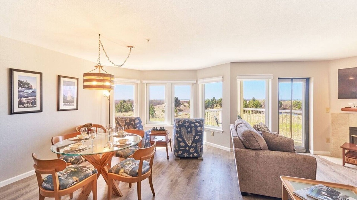 Long Beach Condo | Amazing Ocean Views, Pets Ok, Walk To Town and Beach (Breeze)