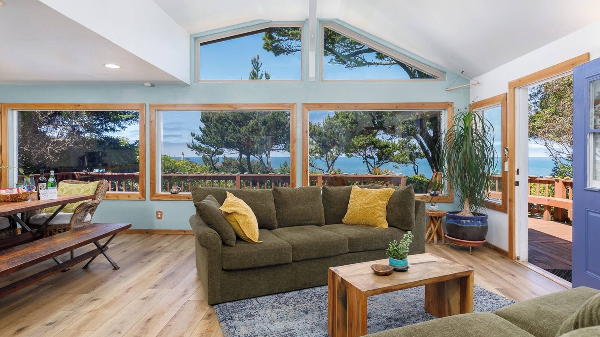 Agate Beach House | Amazing Ocean Views with Hot Tub, Family Friendlynn