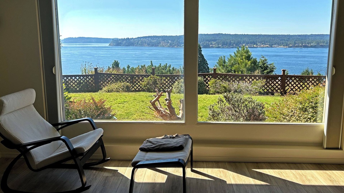 University Place House | Amazing Panoramic Water Views, Enjoy Sunsets & Relax in Tacoma area