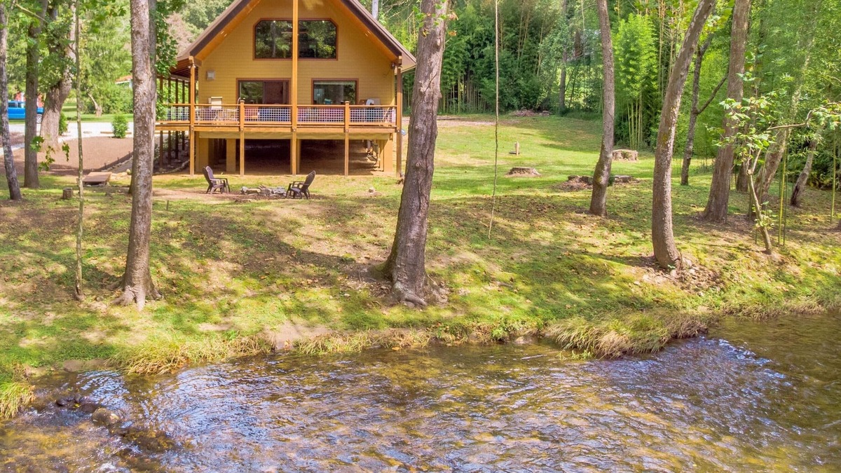 Franklin House | Amazing RIVERFRONT Cabin.