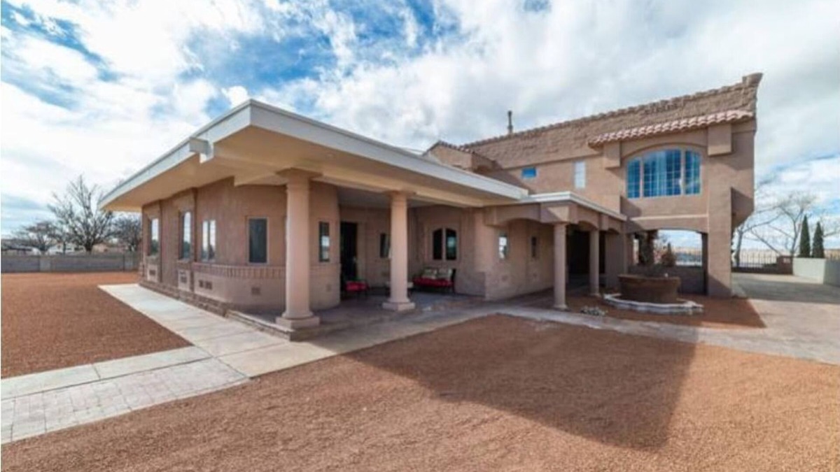 Los Lunas House | Amazing Spacious Castle House!