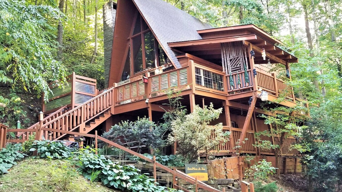 Chalet Village Cabin | Amazing Updated Original Chalet-2 miles to Gatlinburg & GSMNP-HotTub-Resort Pool