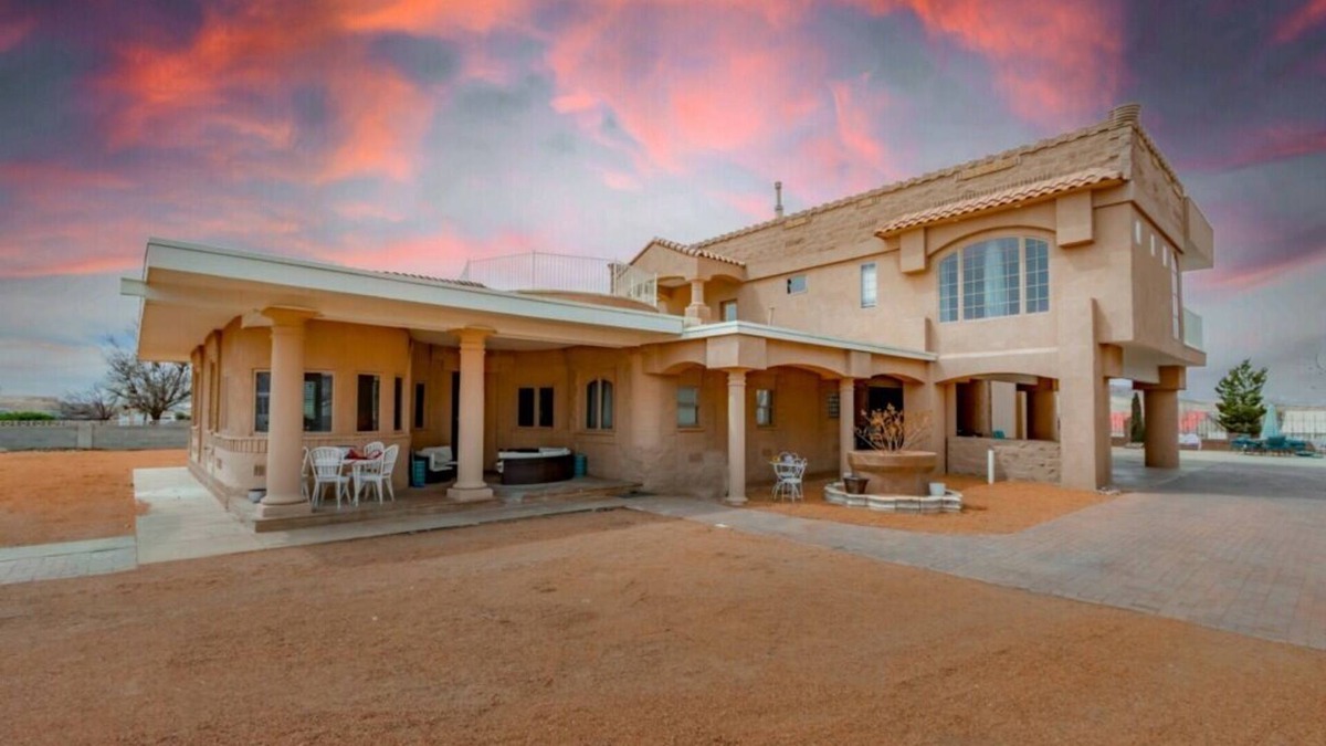 Los Lunas House | Amazing Upscale home with the Best views! 20 minutes to airport. Awesome swimspa