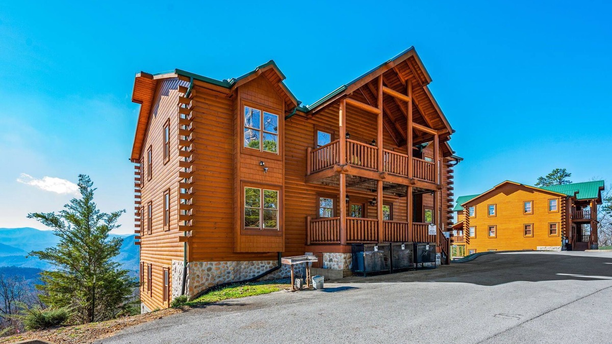 Gatlinburg - Pigeon Forge Cabin | AMAZING VIEW MANOR! Perfect for Weddings and Reunions!