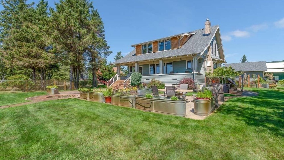 Chinook House | AMAZING VIEW, Waterfront, HOT TUB, Pets OK, Enclosed Yard (Bliss)