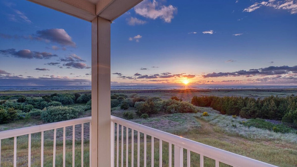 Long Beach Condo | AMAZING VIEWS, Beachfront, Pets OK, In Town, Elevator, Walk to Beach (Azure)