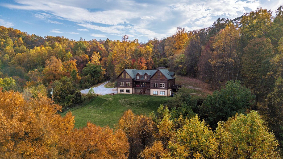 Elkton Cabin | AMAZING VIEWS! Hiking/Shenandoah ParkAccess/62 Private ACRES-4 Bedroom Suites