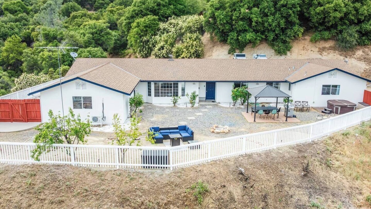 Oakhurst House | Amazing Views Hot Tub/Games/Fire pit 6BR Sleeps 16