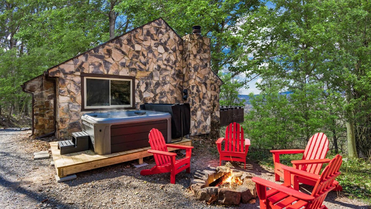Ridgeway Cabin | Amazing Views, Hot Tub, Fire Pit, Deck & Fireplace