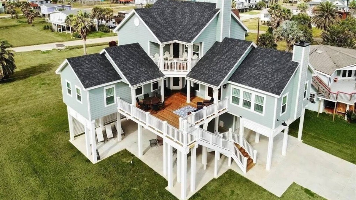 Pirates Beach House | Amazing views of the gulf from the decks. Welcoming open floor plan.