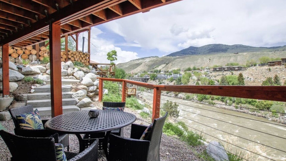Gardiner Apartment | Amazing Views of Yellowstone Park & River! A 1/2 mile from YNP’s North Entrance.