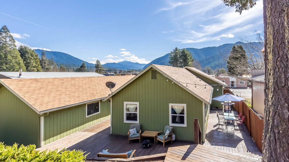 Oakridge House | Amazing views - Steps from Brew Pub.