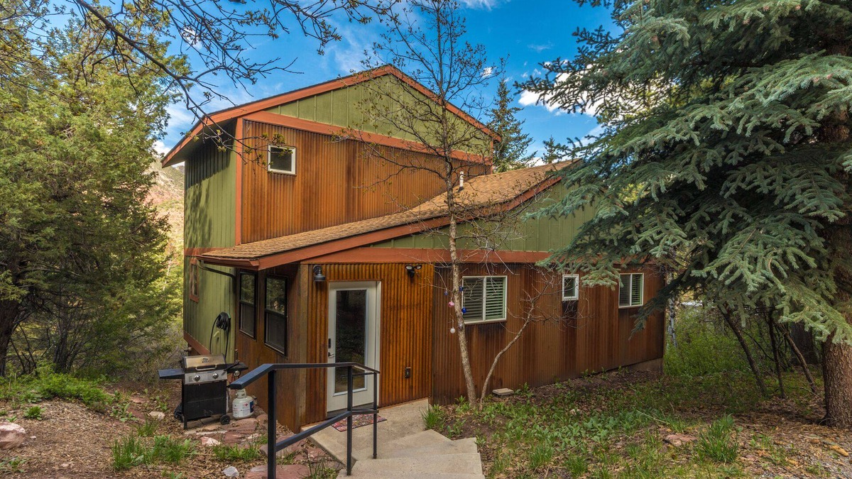 Idlewild Estates House | Amazing Views - Wrap-Around Deck - Secluded Home STR2024-067