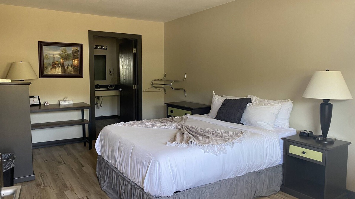 Davenport Apartment | Amazing Water Front Views In This Newly Remolded Motel Room *ADA*