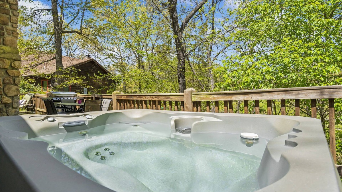 Branson Cedars Cabin | Amazing Wood Log Cabin Pvt Hot Tub in Woods Wifi Fireplace Vaulted Ceilings Near Big Cedar